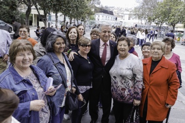 Ministro de Hacienda, Felipe Larraín junto a adultos mayores a la salida del Congreso.