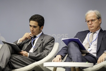 Ministro de Hacienda, Ignacio Briones, junto a Axel van Trotsenburg, director gerente de operaciones del Banco Mundial, en el marco de la COP25.