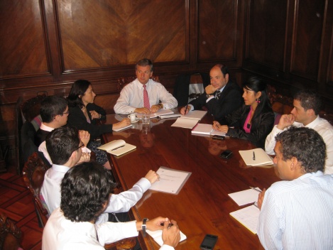 El Ministro de Hacienda, Felipe Larraín, sostiene su primera reunión de trabajo
