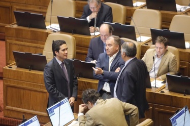 Ministro de Hacienda, Ignacio Briones, conversa con parlamentarios en la Cámara de Diputados por proyecto de apoyo a pymes. 