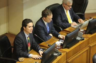 Ministro Ignacio Briones en la Sala del Senado por votación de insistencia de proyecto de reajuste del sector público. 