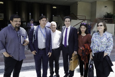 Ministro Ignacio Briones junto a representantes de gremios de los trabajadores del sector público en el Congreso Nacional.