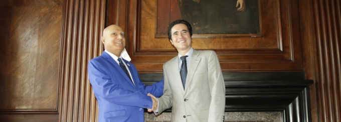 Ministro Ignacio Briones junto a junto al embajador de Emiratos Árabes Unidos, S.E. Abdelrazaq Hadi