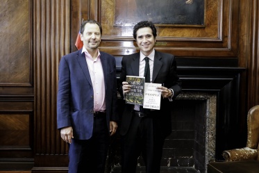 El Ministro Ignacio Briones junto al destacado economista, profesor de la U. de Chicago, Luigi Zingales.