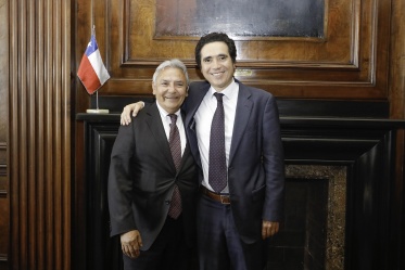 Ministro de Hacienda junto a Nelson Illezca, funcionario que se desempeñó en el Ministerio durante 29 años e inicia su jubilación.