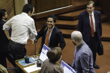 Ministro Ignacio Briones saluda a parlamentarios en la Cámara de Diputados.