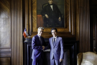 Ministro Ignacio Briones, junto al embajador de Australia, Robert Fergusson.