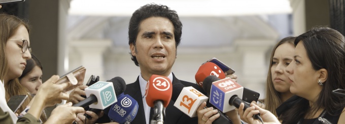 Ministro de Hacienda da ruega de prensa en el Palacio La Moneda