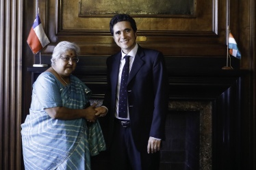 El Ministro de Hacienda, Ignacio Briones, junto con la embajadora de la República de la India, Anita Nayar.