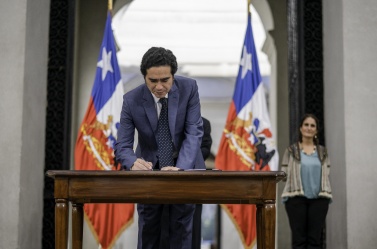 Ministro Ignacio Briones firma la ley de Ingreso Mínimo Garantizado 