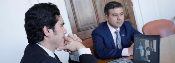 El Ministro de Hacienda, Ignacio Briones, junto al Coordinador de Finanzas Internacionales, Andrés Pérez.