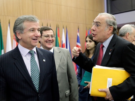 Ministro de Hacienda, Felipe Larraín, junto al Secretario General de la OCDE, Angel Gurría.