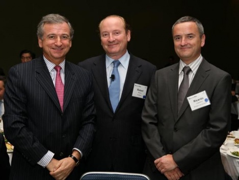 De izquierda a derecha: Felipe Larraín, Ministro de Hacienda; Robert Merton, Premio Nobel de Economía, y Ricardo Caballero, Director del Departamento de Economía del MIT.