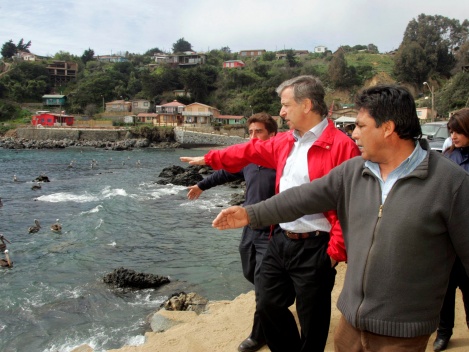 Ministro de Hacienda, Felipe Larraín visita Caleta Quintay.
