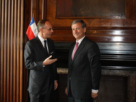 El Ministro de Hacienda, Felipe Larraín, recibió hoy al Ministro de Hacienda de Luxemburgo, Luc Frieden, quien se encuentra de visita en Chile y a quien acompañó el Embajador de los Países Bajos en nuestro país, Johan van der Werff.