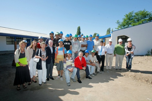 Ministro de Hacienda, Felipe Larraín, promueve programa “Donaciones para la Reconstrucción” y recibe aporte de empresario Wolf von Appen y familia para escuela dañada por terremoto