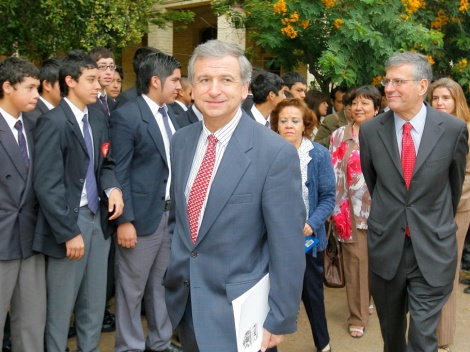 Ministro de Hacienda, Felipe Larraín, recibe donación de SQM para reparar Internado Nacional Barros Arana y renueva llamado a “ponerse con la reconstrucción”.