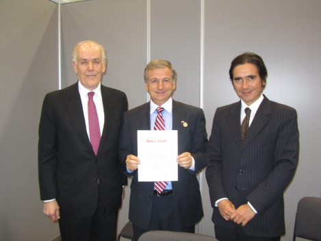 El editor de Euromoney, Neil Osborn, entrega reconocimiento al ministro de Hacienda, Felipe Larraín, y al asesor de Asuntos Internacionales, Ignacio Briones, por la exitosa emisión de dos Bonos Globales de Deuda realizado en 2010.