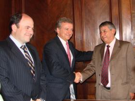 Ministro Larraín junto al presidente de la CUT y el Subsecretario de Hacienda