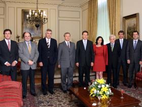 Autoridades del Ministerio de Hacienda junto al Consejo del Banco Central.
