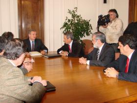 El Ministro de Hacienda, Felipe Larraín,  junto a los representantes del Programa Económico de la Fundación Chile 21.