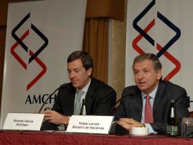 El Ministro de Hacienda, Felipe Larraín,  junto a Ricardo García, presidente de la Cámara Chileno-Norteamericana de Comercio (Amcham).