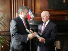 El Ministro de Hacienda, Felipe Larraín, junto al Presidente del Comité Financiero, Andrés Bianchi.