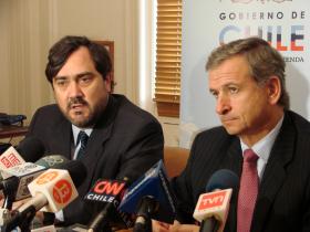 El Ministro de Hacienda, Felipe Larraín, junto a Alex Foxley, Representante de Chile ante el BID.