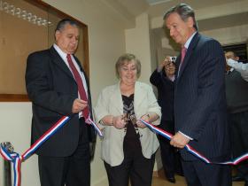 El Ministro de Hacienda, Felipe Larraín,  junto al Presidente de la Asociación de Funcionarios del Ministerio de Hacienda, Luis Quijón, y a la Tesorera de la Asociación y jefa de Casino, Sonia Cabello.