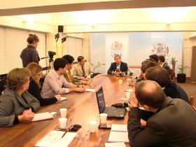 Ministro de Hacienda, Felipe Larraín, durante su reunión con la Asociación de Corresponsales Extranjeros en Chile.