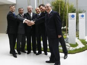 En la foto: Andrus Ansip, Primer Ministro de Estonia; Felipe Larraín, Ministro de Hacienda de Chile; Benjamin Netanyahu, Primer Ministro de Israel; Silvio Berlusconi, Primer Ministro de Italia; Borut Pahor, Primer Ministro de Eslovenia y Angel Gurría, Secretario General de la OCDE.