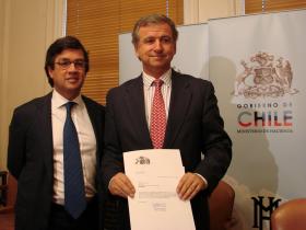 Ministro de Hacienda, Felipe Larraín, junto a al Presidente del Banco Interamericano de Desarrollo (BID), Luis Alberto Moreno.