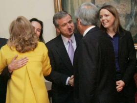 Presidente de la República, Sebastián Piñera, saluda al Ministro de Hacienda, Felipe Larraín, en ceremonia por 100 días del Gobierno, realizada hoy en el Palacio de La Moneda.
