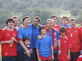 Los Ministros de Hacienda, Felipe Larraín, y de Obras Públicas, Hernán de Solminihac, celebraron en familia el Día del Padre con un partido amistoso de fútbol.
