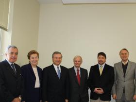 El Ministro de Hacienda, Felipe Larraín, junto a algunos de los integrantes del Comité Financiero.