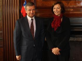 Ministro de Hacienda, Felipe Larraín, junto a la Secretaria de Estado de Comercio Exterior de Francia, Anne Marie Idrac.