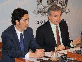 Ministro de Hacienda, Felipe Larraín, y el Coordinador de Finanzas Internacionales de esta cartera, Ignacio Briones.
