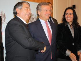 Los Ministros de Hacienda, Felipe Larraín, y del Trabajo y Previsión Social, Camila Merino, junto a el Presidente de la Central Unitaria de Trabajadores (CUT), Arturo Martínez.