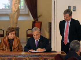 El pasado 7 de julio de 2010 el Presidente Sebastián Piñera, junto al Ministro de Hacienda, Felipe Larraín, firmó el proyecto de ley Bodas de Oro.