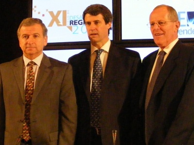 El Ministro de Hacienda, Felipe Larraín, junto al ex Presidente del Banco Central de Argentina, Alfonso Prat Gay, y el ex Ministro de Economía de Perú, Pedro Pablo Kuczynski.