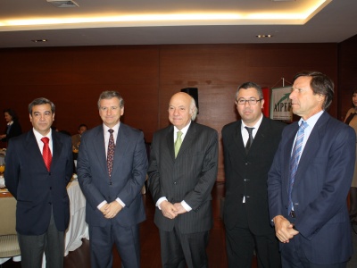 De izquierda a derecha: Hugo Traslaviña, Vicepresidente de AIPEF; Ministro de Hacienda, Felipe Larraín; Vittorio Corbo; Erick Rojas, Presidente de AIPEF, y José Pablo Arellano.