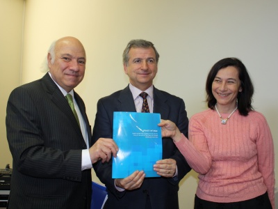 De izquierda a derecha: Vittorio Corbo, presidente Comité Asesor de Balance Estructural; Felipe Larraín, Ministro de Hacienda, y Rosanna Costa, Directora de Presupuestos.