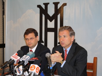 El Ministro de Hacienda, Felipe Larraín, junto al Superintendente de Bancos e Instituciones Financieras, Carlos Budnevich.
