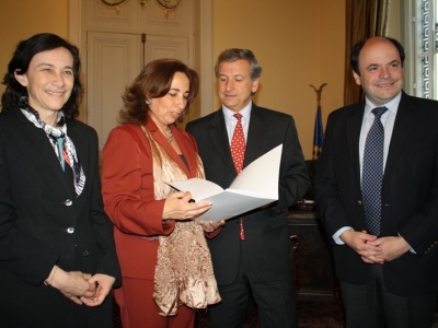 Ministro de Hacienda, Felipe Larraín, entrega a Presidenta de la Cámara de Diputados proyecto de ley de Presupuesto de la Nación 2011.