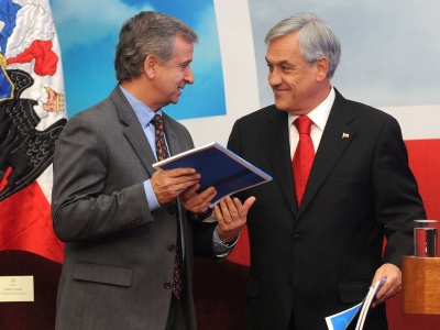 El Ministro de Hacienda, Felipe Larraín, recibe de manos del Presidente Sebastián Piñera la agenda “Chile País Desarrollado: Más Oportunidades y Mejores Empleos”.
