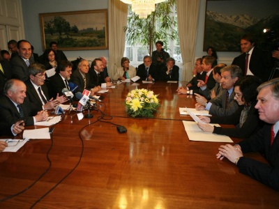 Ministro de Hacienda alcanza y firma Protocolo de Acuerdo por Presupuesto 2011 con parlamentarios de la Concertación y la Coalición por el Cambio (GENTILEZA SENADO).