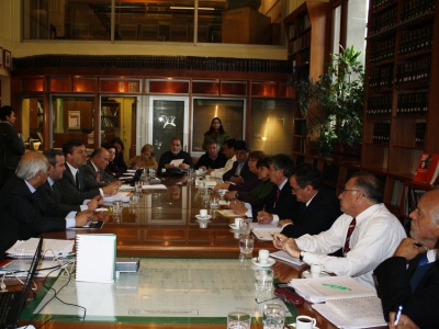 Ministro de Hacienda, Felipe Larraín, encabeza primera reunión de mesa de trabajo con gremios del sector público