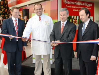 Ministro de Hacienda, Felipe Larraín, inaugura supermercado en Renca.