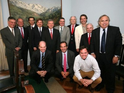 Ministro Felipe Larraín asiste a encuentro de hinchas cruzados por décimo título de la UC,