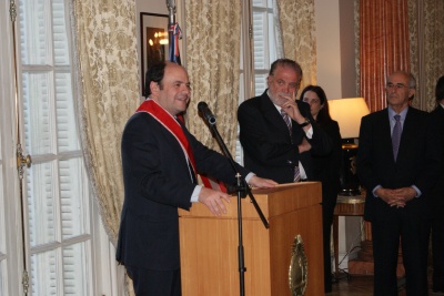 Álvarez recibió la condecoración de parte del embajador argentino, Ginés González. 